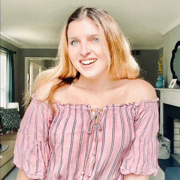 Cute off the shoulder semi-crop top - Picture 2 of 5